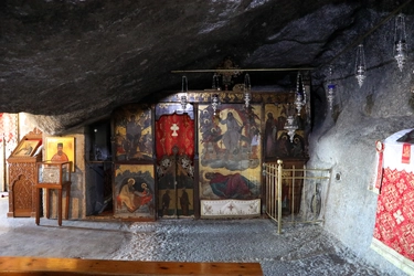 Patmos,_grotta_dell'apocalisse,_chiesa_nella_grotta,_02.jpg